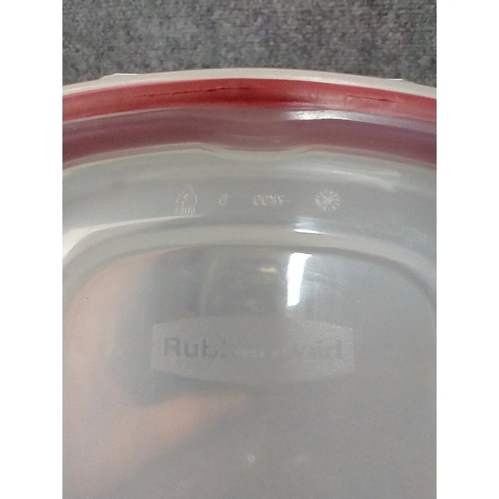 Rubbermaid Lock-Its Food Storage Container w/ Easy Find Lid 5.25 Cup Racer Red